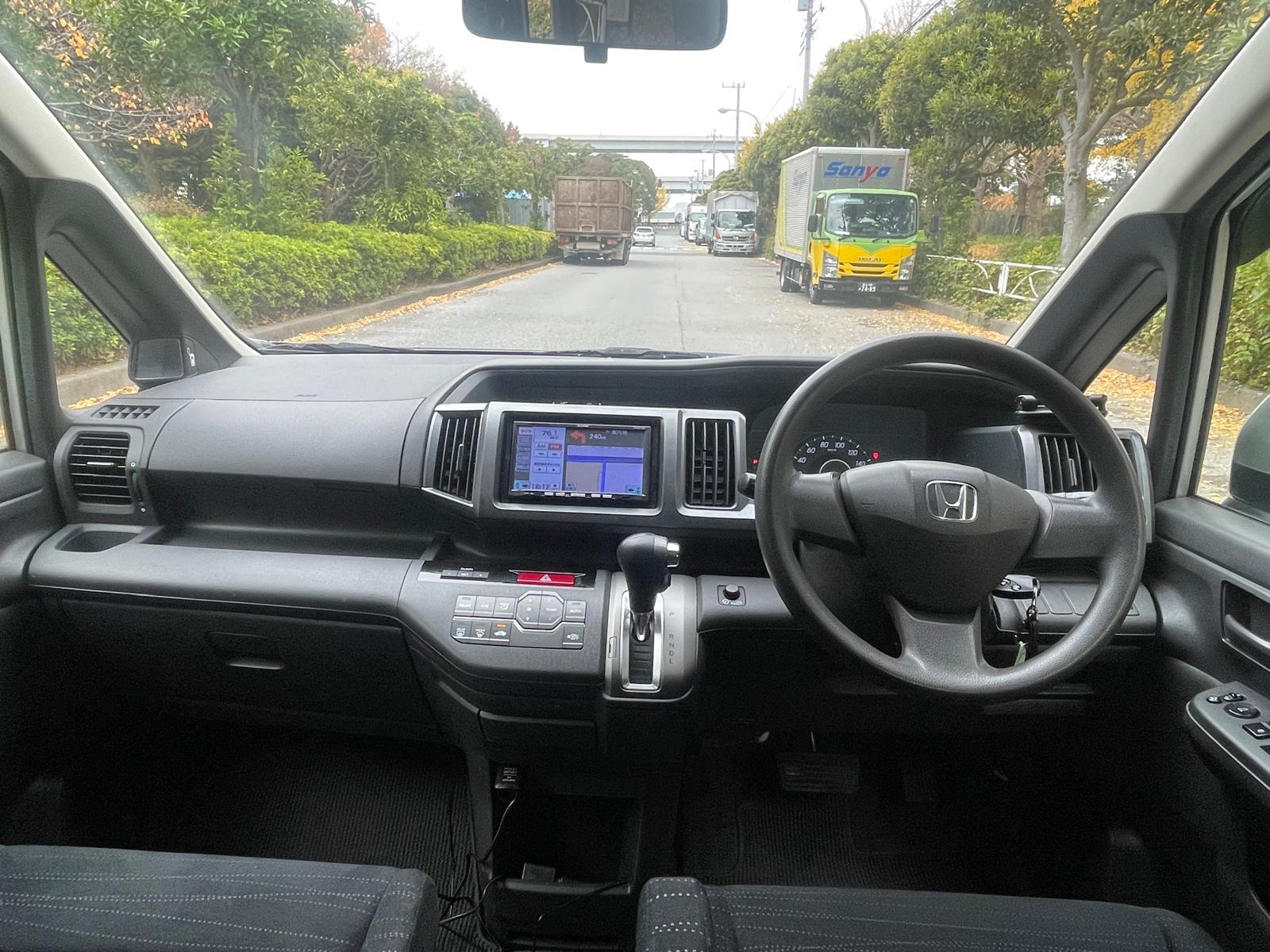 Honda Stepwagon (White)